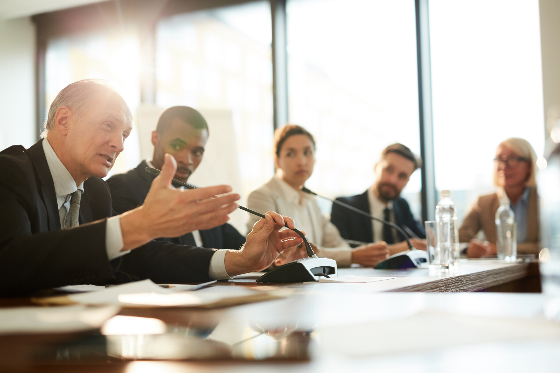 Ratsmitglieder bei einer Sitzung.