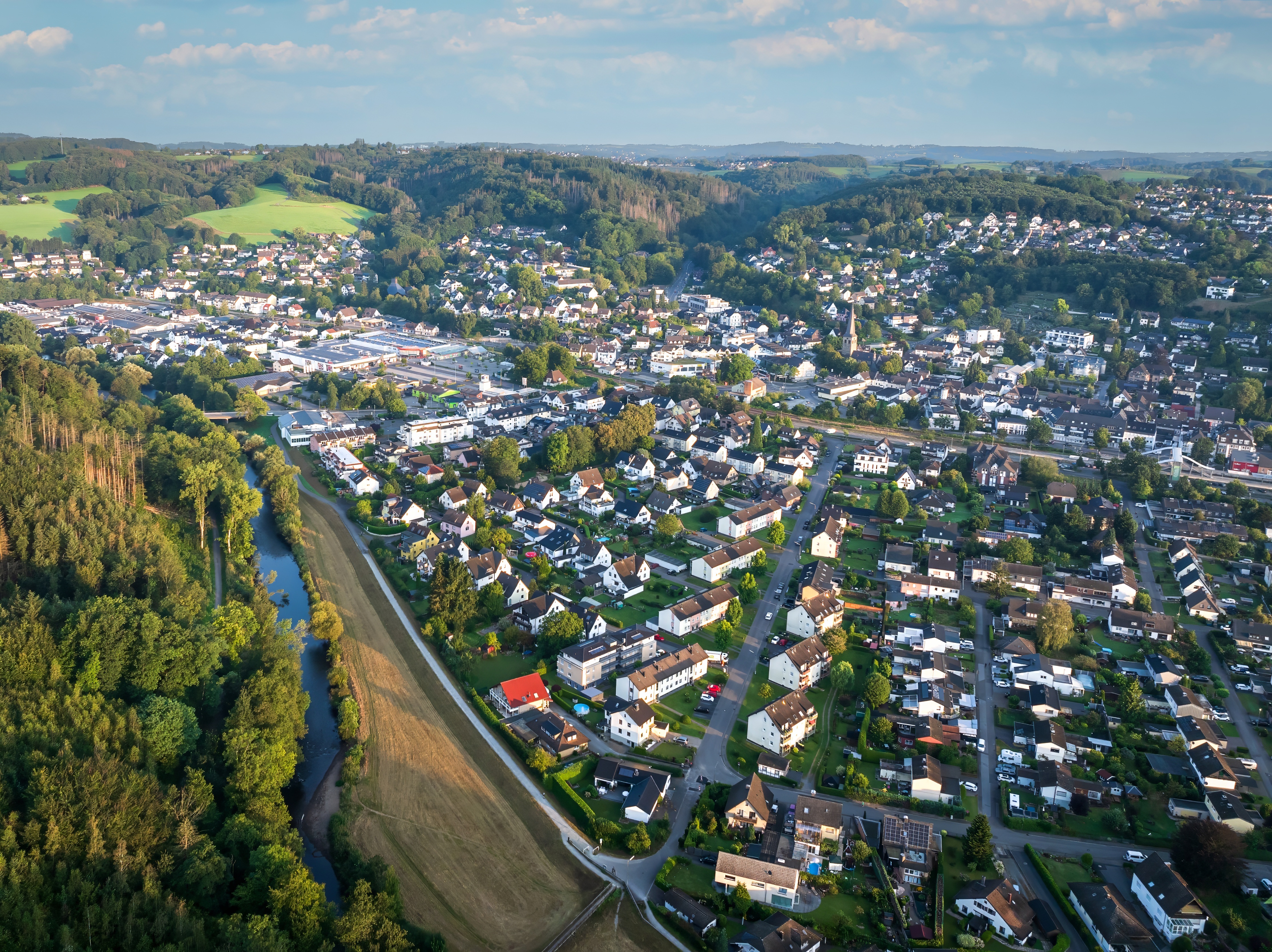 Drohnenaufnahme der Stadt Overath in den frühen Morgenstunden.
