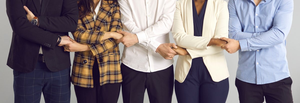 Menschen halten sich an der Hand.