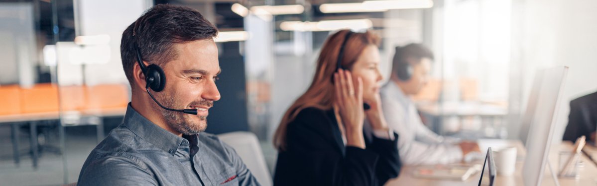Nahaufnahme von Service-Mitarbeitern mit Headset im Telefongespräch