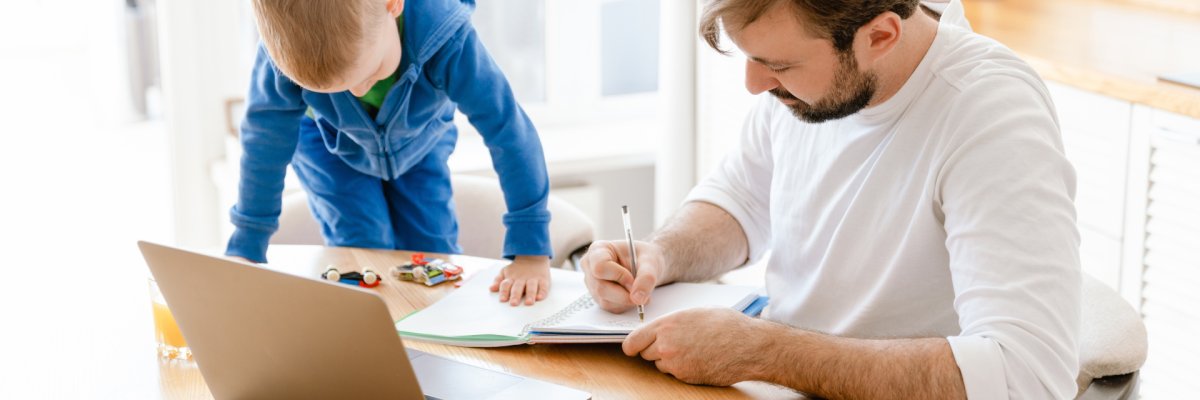 Ein Mann der einem Jungen etwas auf einem Block zeigt