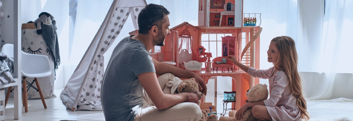 Vater und Sohn machen Hausaufgaben.