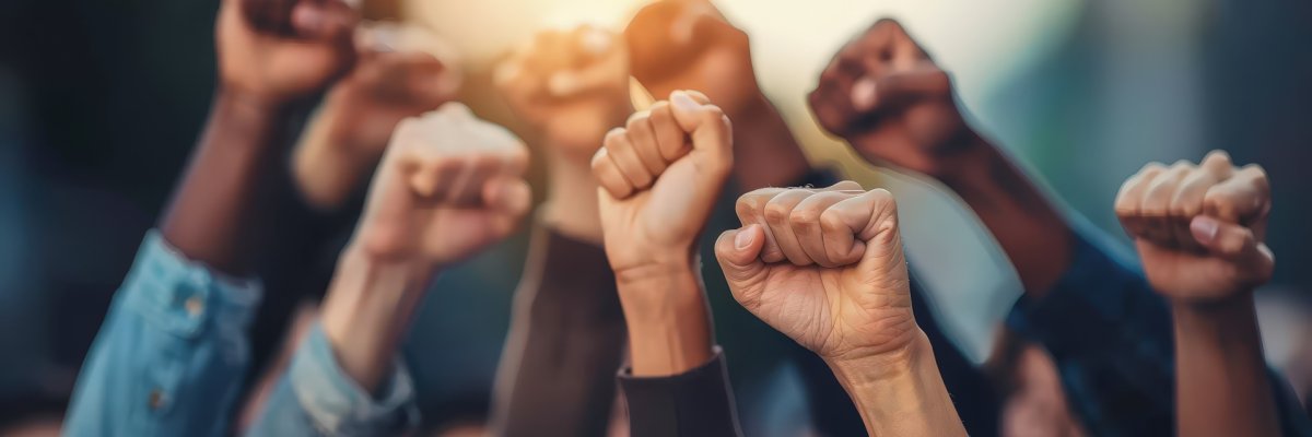 Hände zu Fäusten geballt und in der Luft