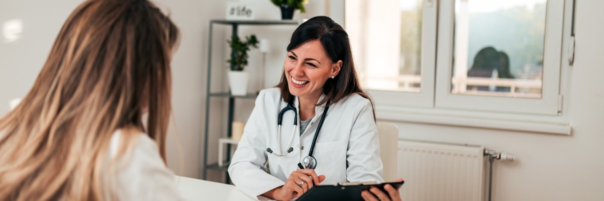 Eine Ärztin die eine Frau berät