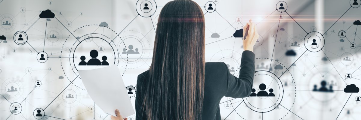 Eine Frau die vor einer Glaswand etwas aufzeichet