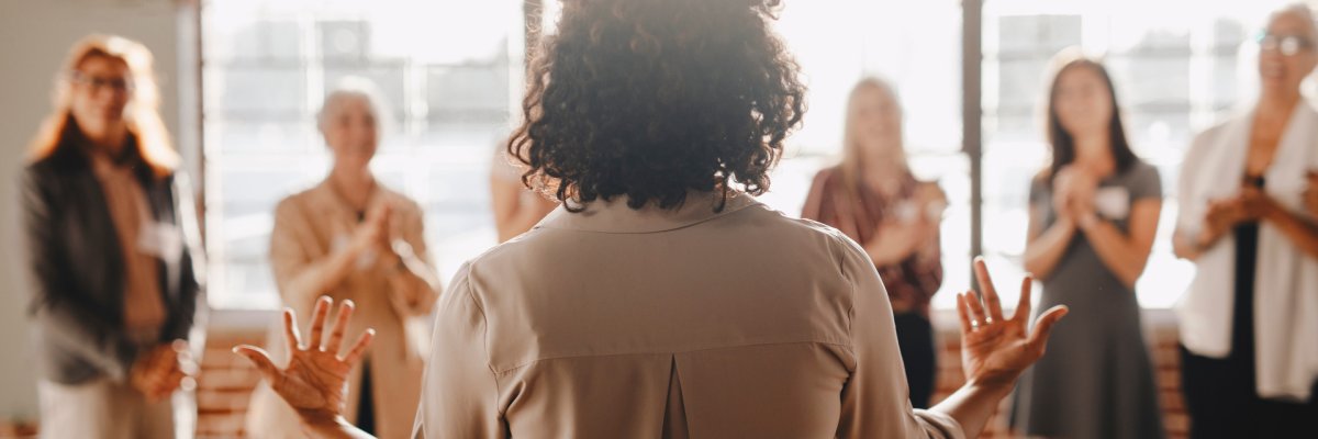 Eine Frau die einer Gruppe von Frauen etwas erklärt