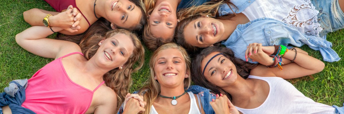 Junge Mädchen die auf dem Rücken auf einer Wiese liegen