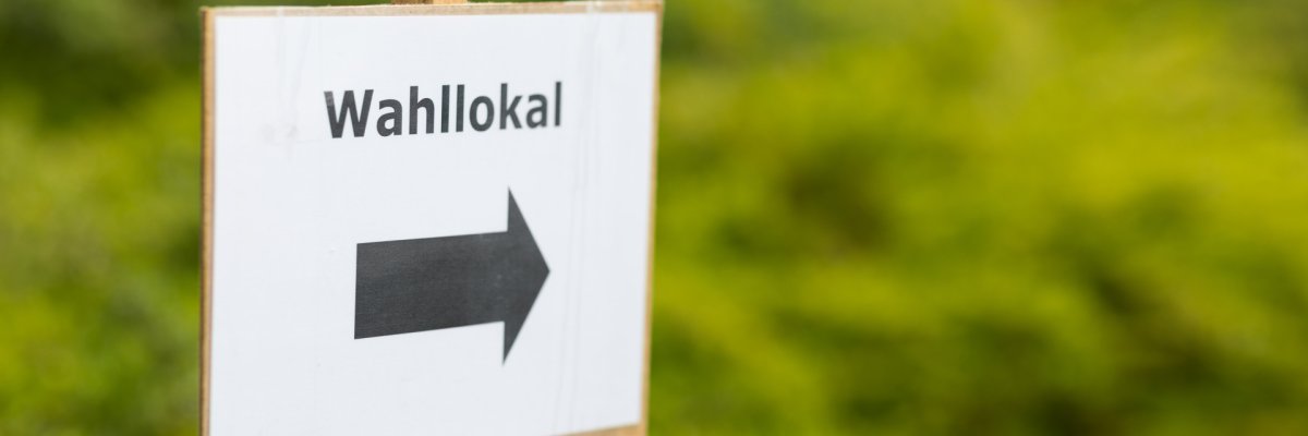 Hinweisschild Wahllokal