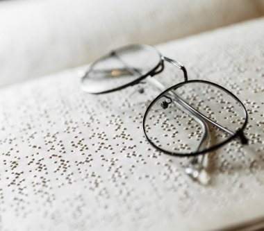 Blindenschrift auf einem Buch