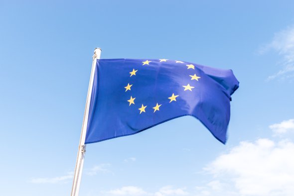 Europäische Flagge vor einem blauen Himmel