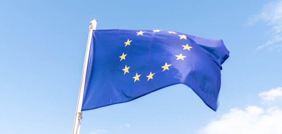 Europäische Flagge vor einem blauen Himmel