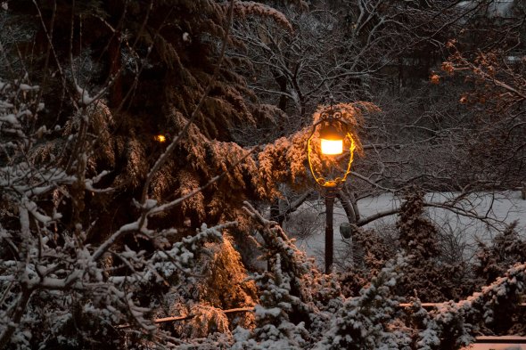 Leuchtende Lampe im Winter.