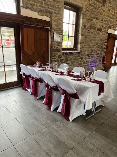 Ein gedeckter Tisch im Kulturbahnhof Overath