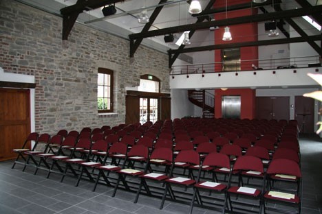 Der Kulturbahnhof mit Stuhlreihen für einen Vortrag