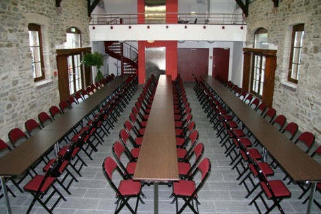 Der Kulturbahnhof bestuhlt mit langen Tafeln