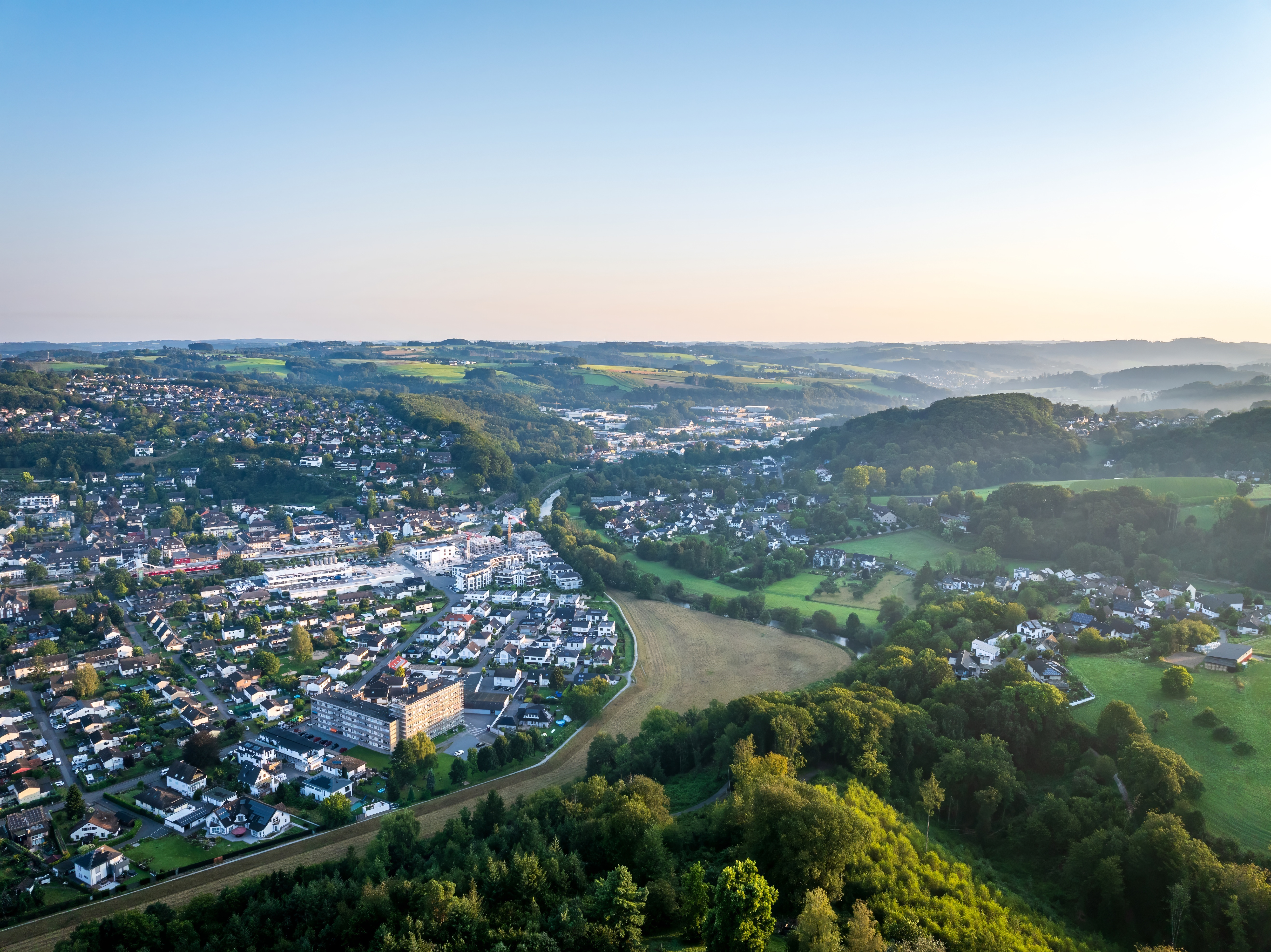 Drohnenaufnahme der Stadt Overath in den frühen Morgenstunden.
