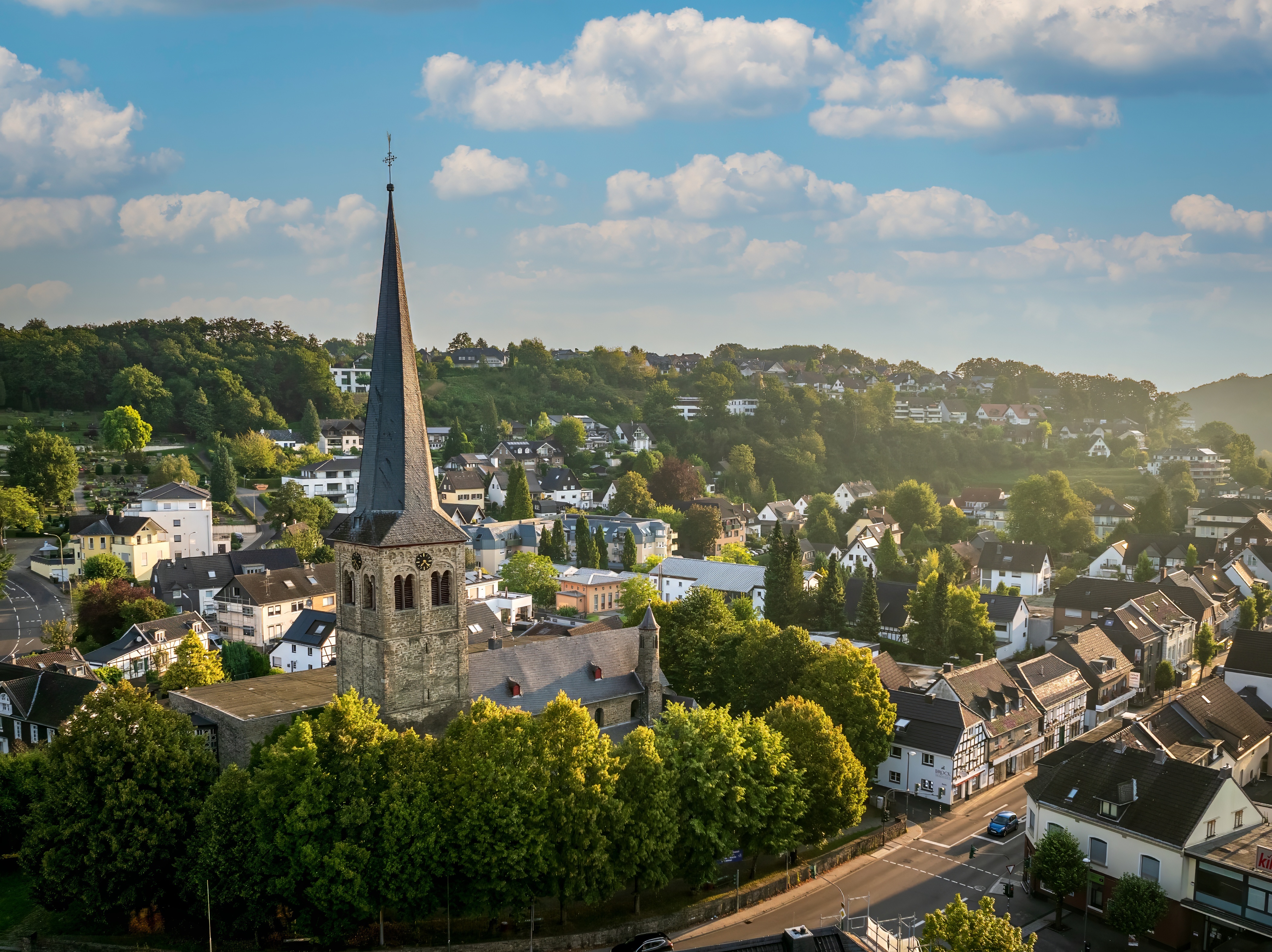 Der Kirchturm der katholischen Kirche St. Walburga in Overath