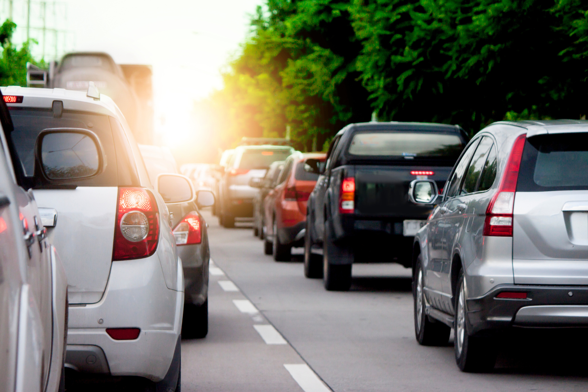 Verkehrsstau Blick auf eine Kolonne stehender Autos in einem Stau.