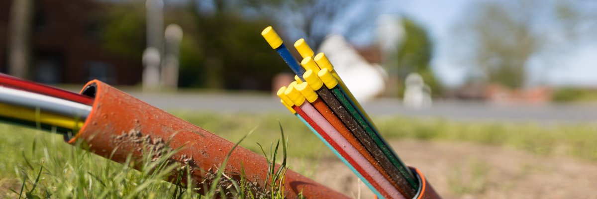 Glasfaserkabel schauen aus der Erde