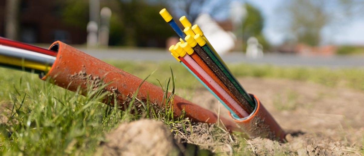 Glasfaserkabel schauen aus der Erde