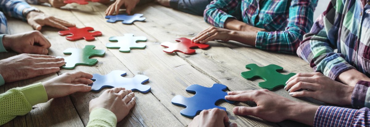 Eine Gemeinschaft die Puzzelteile zusammenlegt