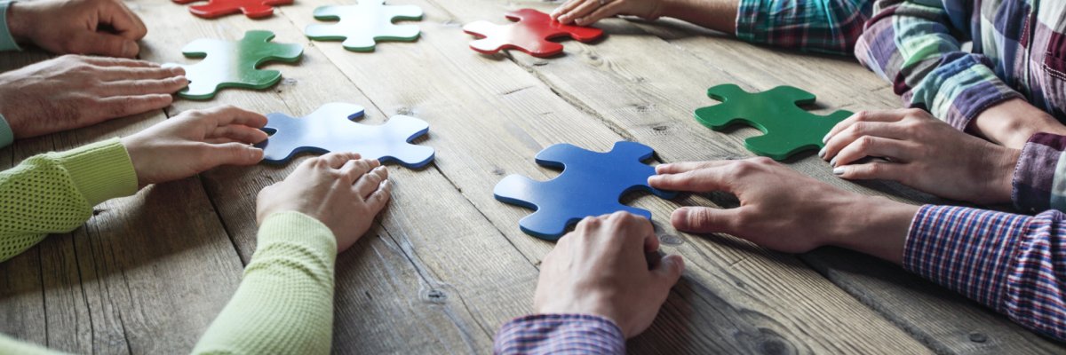 Eine Gemeinschaft die Puzzelteile zusammenlegt
