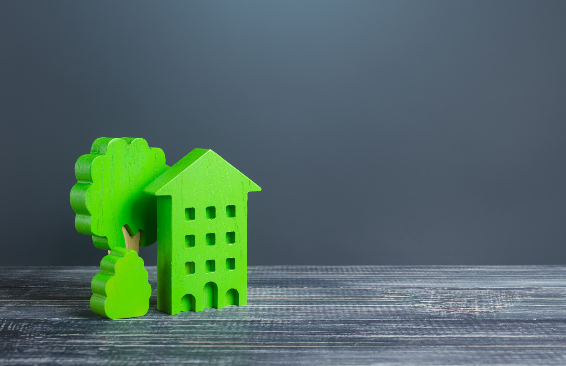 Ein grünes Haus aus Holz und Holzbäumen