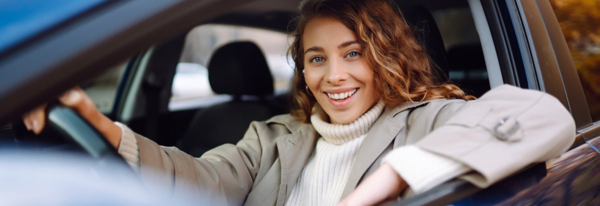 Eine Frau sitzt im Auto