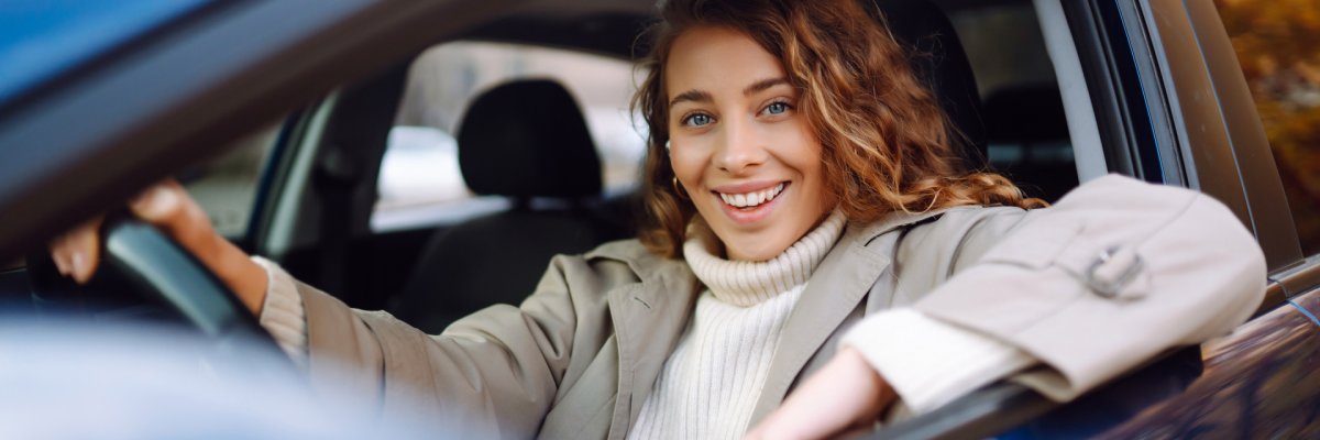 Eine Frau sitzt im Auto